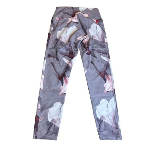 Fabletics Gia Printed PowerLite Capri Gray Floral Cropped Size XS - Picture 7 of 13